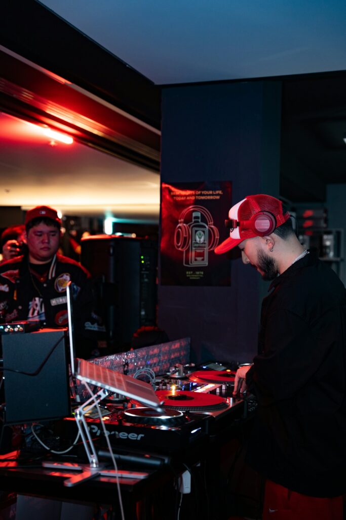 DJ achter de draaitafels