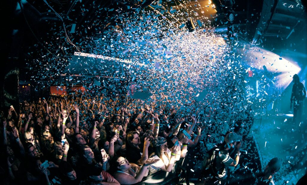 Confetti boven het publiek