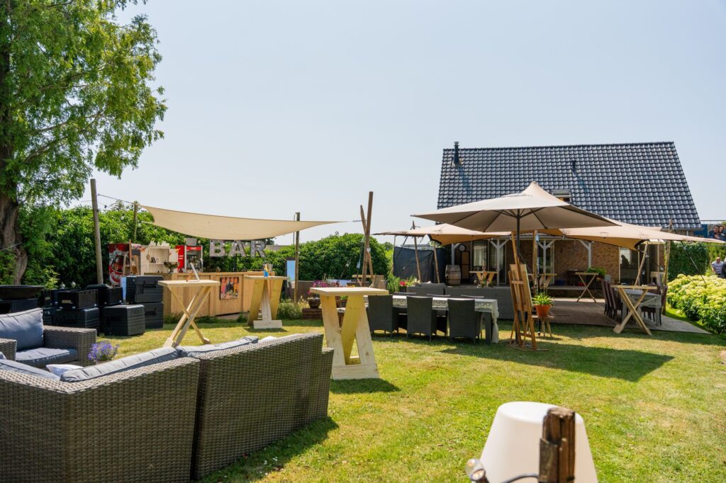 Opstelling met BAR-lichtletters, statafels en parasols