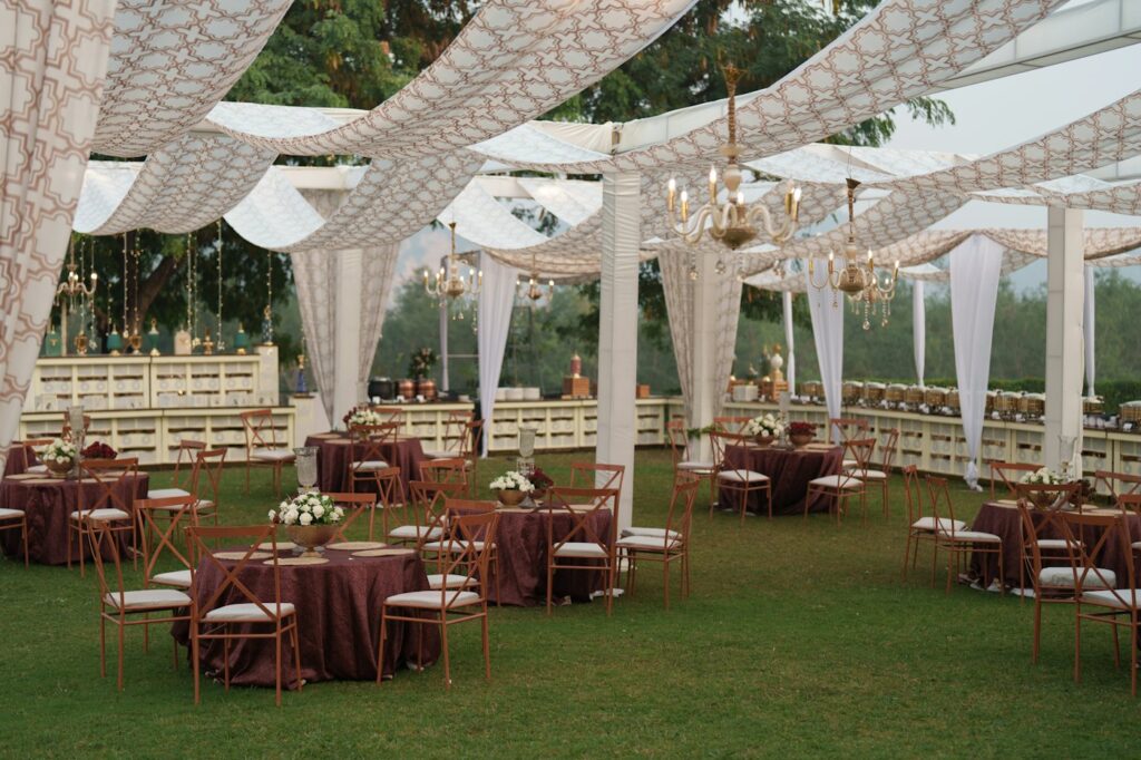 Feesttent met gedekte tafels